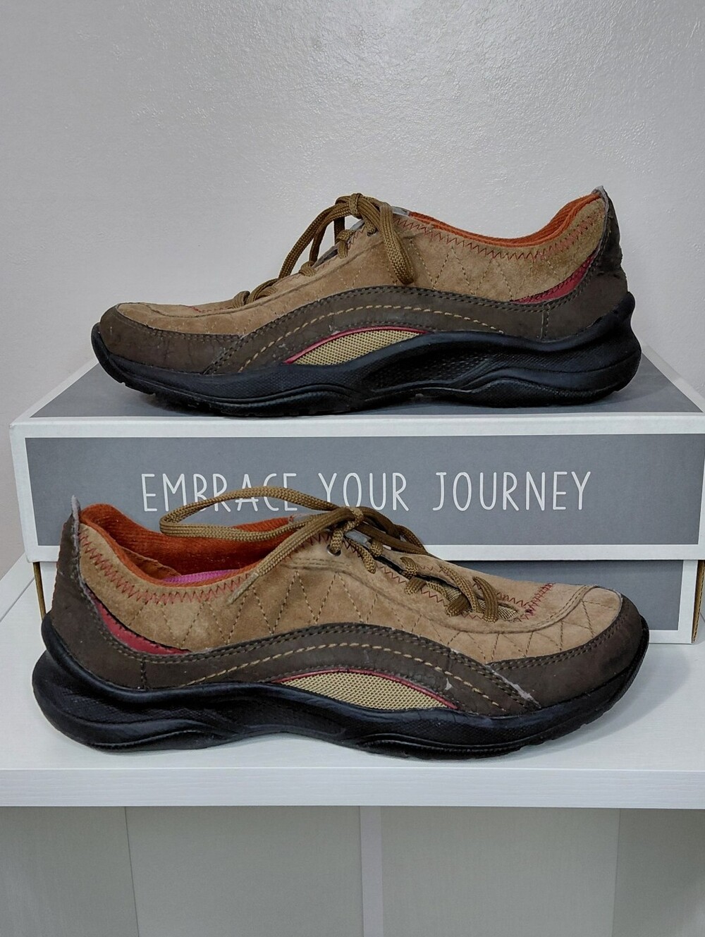 Women’s 5 1/2 Suede Leather Athletic Lace-Up Sneakers - Brown with Red Accent